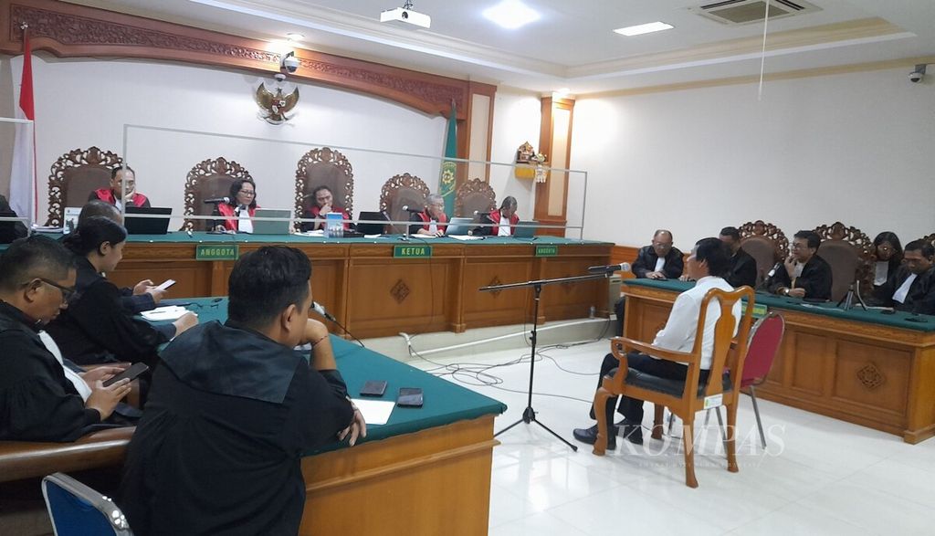 Mantan rektor Universitas Udayana, I Nyoman Gde Antara (tengah), mengikuti sidang pembacaan putusan di Pengadilan Tindak Pidana Korupsi Denpasar, Kota Denpasar, Kamis (22/2/2024).