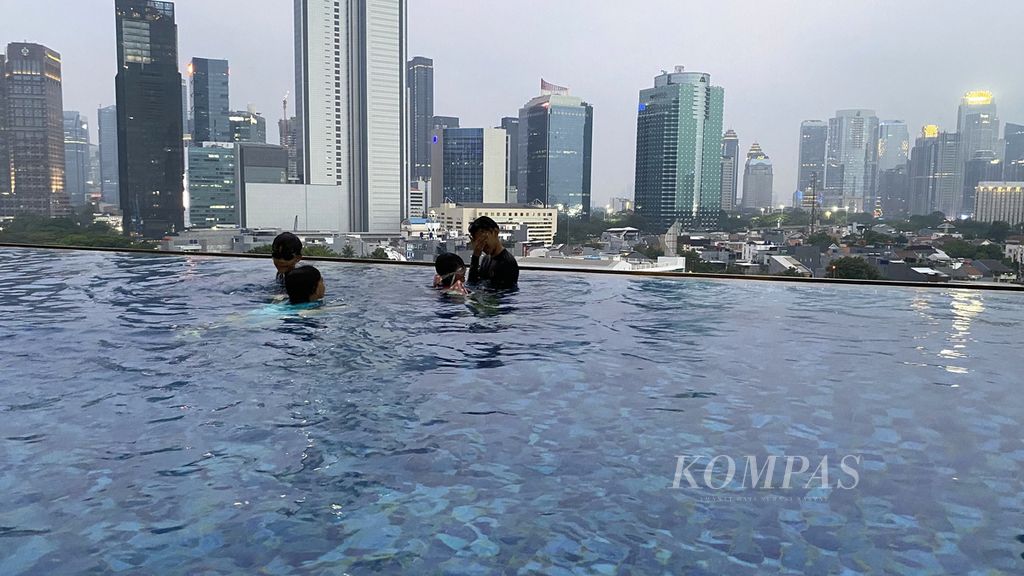 Residents swim in an apartment in the Tanah Abang area, Central Jakarta, Sunday (30/4/2023).