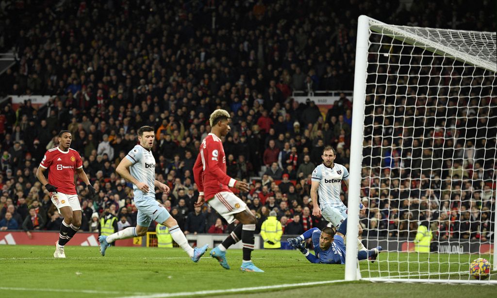 Penyerang Manchester United, Marcus Rashford, menyontek bola hasil operan Edinson Cavani untuk membawa MU menang 1-0 pada laga Liga Inggris melawan West Ham United, Sabtu (22/1/2022), di Stadion Old Trafford. Tiga poin itu membawa MU menembus peringkat keempat.