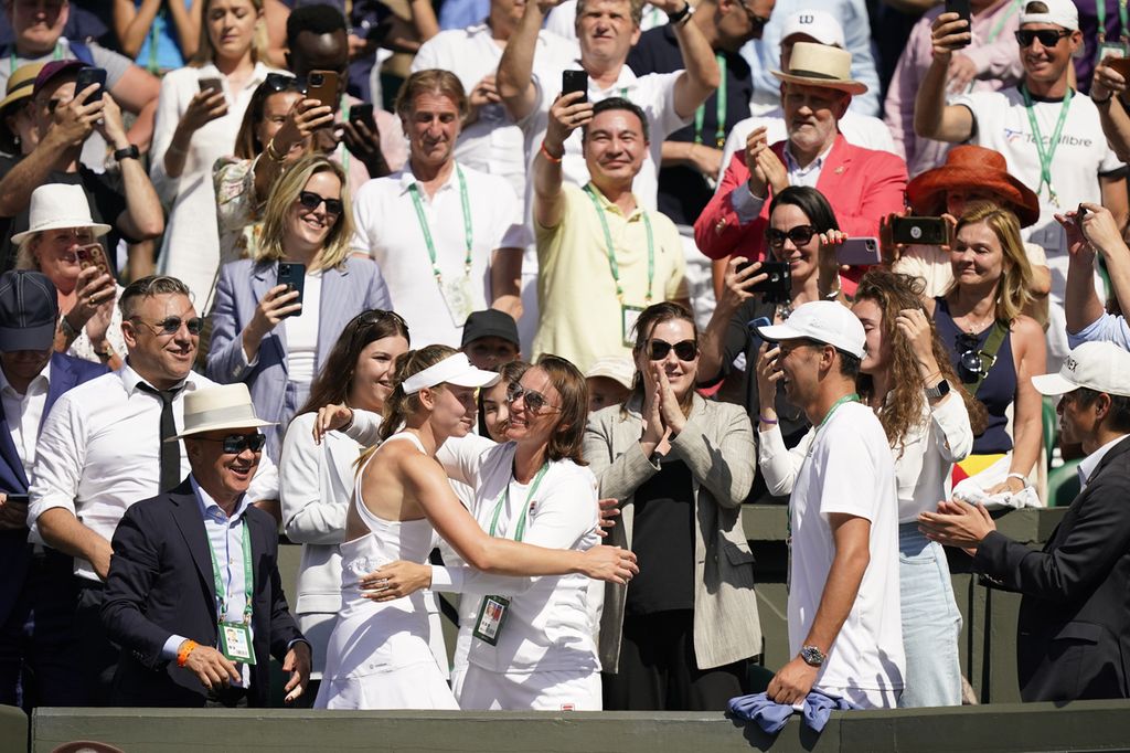 Petenis Kazakhstan, Elena Rybakina, mendapat ucapan selamat dari keluarga, teman, dan pelatih setelah menjuarai turnamen Wimbledon 2022 dengan mengalahkan petenis Tunisia, Ons Jabeur, di All England Tennis Club, Wimbledon, Sabtu (9/7/2022). 