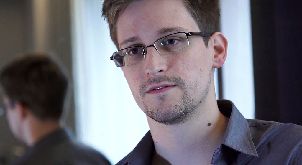 Dalam foto yang disediakan The Guardian ini, Edward Snowden berbicara dalam wawancara di Hong Kong pada 2013. Snowden mengungkapkan ke wartawan tentang program pengawasan warga negara Amerika Serikat (AS) secara rahasia oleh Badan Keamanan Nasional AS. Akibat tindakan itu, Snowden menjadi buron Pemerintah AS. 