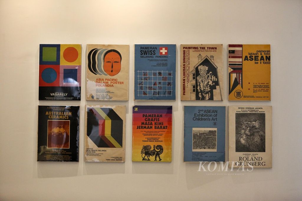 Sebagian poster koleksi Dewan Kesenian Jakarta pada pameran Cipta! Kapita Selekta Cikini 73 di Gedung Panjang, Taman Ismail Marzuki (TIM), Jakarta, Rabu (22/6/2022). Poster tersebut berisi tentang berbagai kegiatan yang diselenggarakan di TIM dari tahun 1960-an hingga akhir 1980-an.