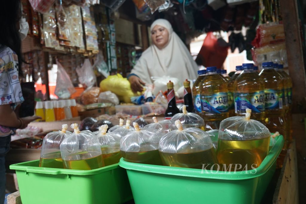 Minyak goreng dijual dalam kantong plastik dan botol-botol bekas air mineral di Pasar Bersehati, Manado, Sulawesi Utara, pada Senin (7/3/2022). Harga minyak goreng saat ini berkisar di Rp 16.000 per liter. Meski masih di atas harga eceran tertinggi Rp 13.500 per liter, pedagang tetap menjual habis persediaan setiap hari.