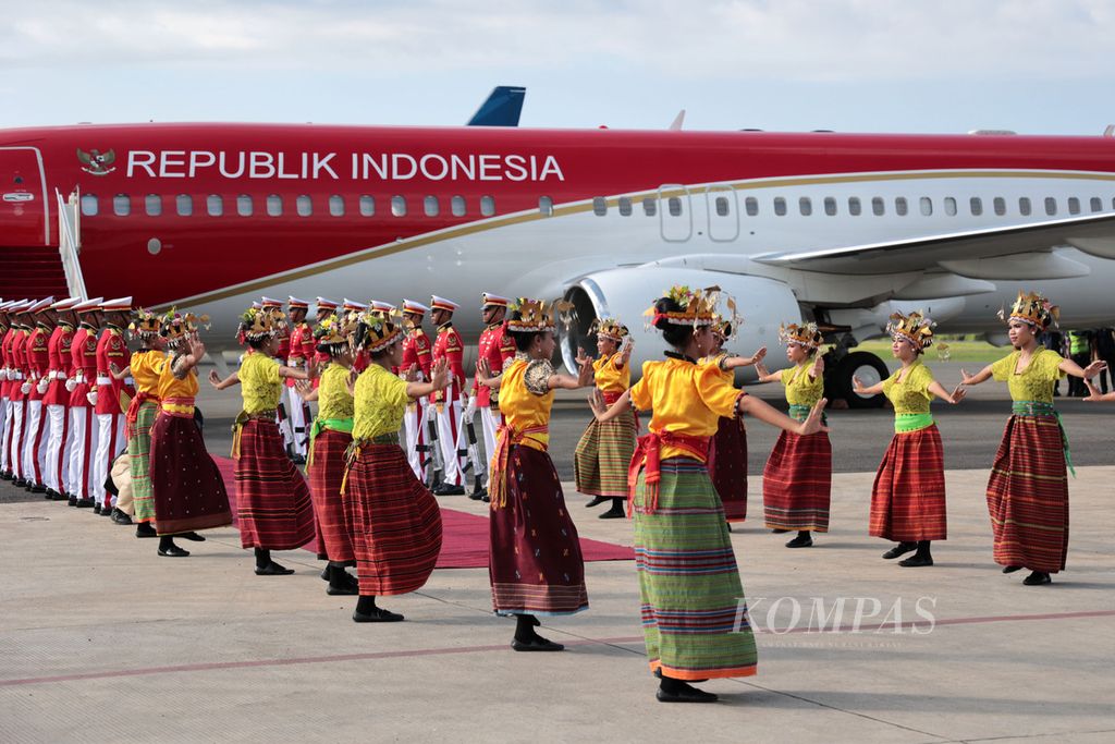 Tarian tiba meka dibawakan penari saat menyambut kedatangan Presiden Joko Widodo di Bandara Komodo, Labuan Bajo, Manggarai Barat, NTT, Minggu (7/5/2023). Presiden tiba di Labuan Bajo untuk mengecek secara langsung kesiapan akhir menjelang KTT Ke-42 ASEAN pada 9-11 Mei 2023. 