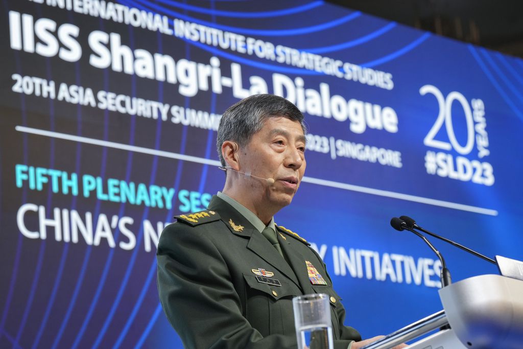 Menteri Pertahanan China Li Shangfu menyampaikan pidato pada hari terakhir International Institute for Strategic Studies (IISS) Shangri-La Dialogue Ke-20 di Singapura, 4 Juni 2023. 