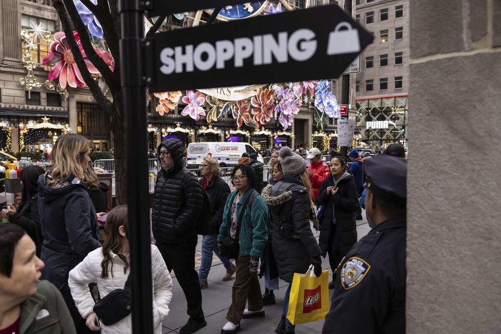 Para pembelanja dan wisatawan berjalan di Fifth Avenue, New York, AS, 11 Desember 2023.  
