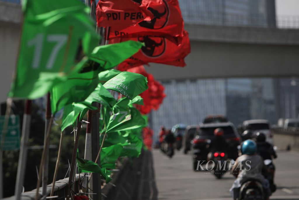 Bendera PDI Perjuangan dan PPP terpasang di Jalan Gatot Subroto, Jakarta, Jumat (6/1/2023). Bendera kedua partai tersebut banyak terpasang di sejumlah tempat untuk menyambut dan memeriahkan hari jadi atau ulang tahun kedua partai tersebut. 