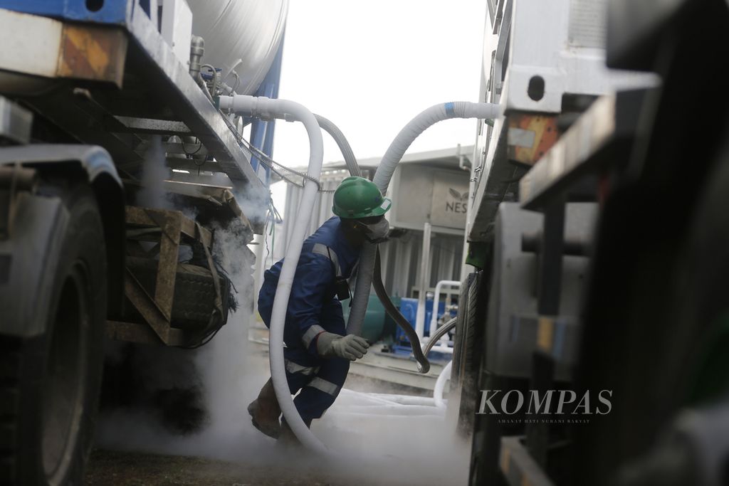 Petugas lapangan memantau proses injeksi karbon dioksida (CO2) di Sumur JTB-161 lapangan Jatibarang, Indramayu, Jawa Barat, Rabu (26/10/2022). 