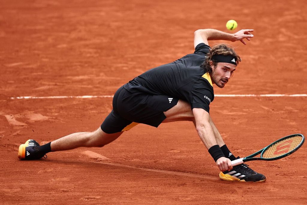 Petenis Yunani, Stefanos Tsitsipas, melawan petenis Italia, Matteo Arnaldi, dalam pertandingan babak 16 besar Perancis Terbuka di lapangan Suzanne Lenglen di Roland Garros, Paris, Perancis, Minggu (2/6/2024).