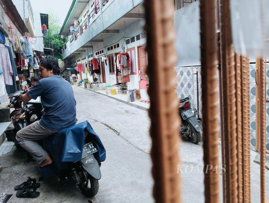 Suasana di halaman kontrakan di Jalan Cemara IV, Kelurahan Duri Kosambi, Cengkareng, Jakarta Barat, masih terpasang garis polisi, Jumat (14/7/2023). 