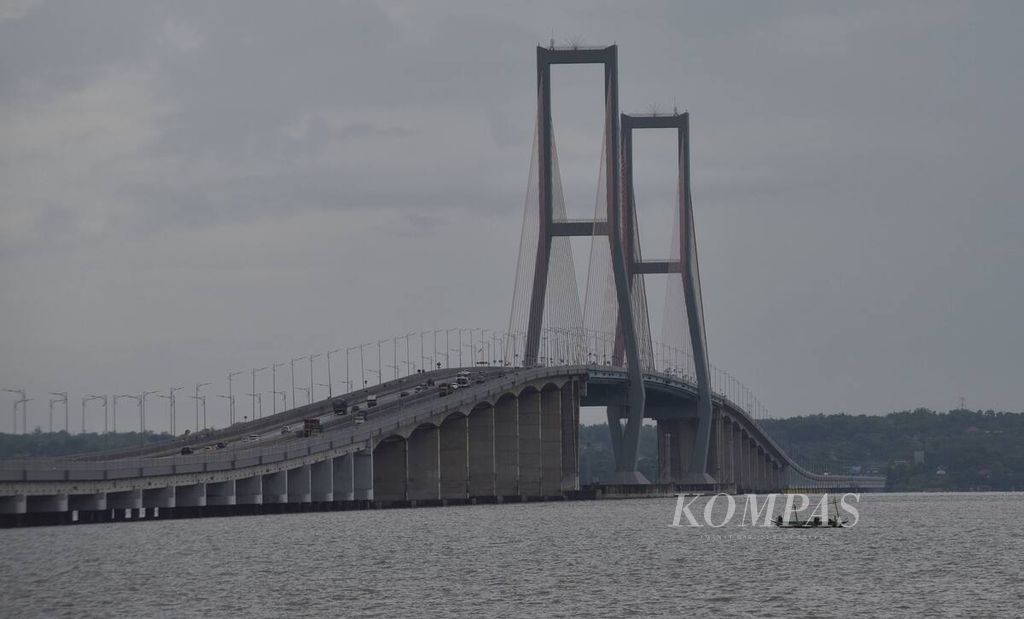 Jembatan Suramadu yang menghubungkan Kota Surabaya dengan Pulau Madura, Kota Surabaya, Jawa Timur, Selasa (19/4/2022). Pada musim mudik Lebaran, jembatan ikon Jawa Timur tersebut akan menjadi daya tarik tersendiri bagi pemudik. 