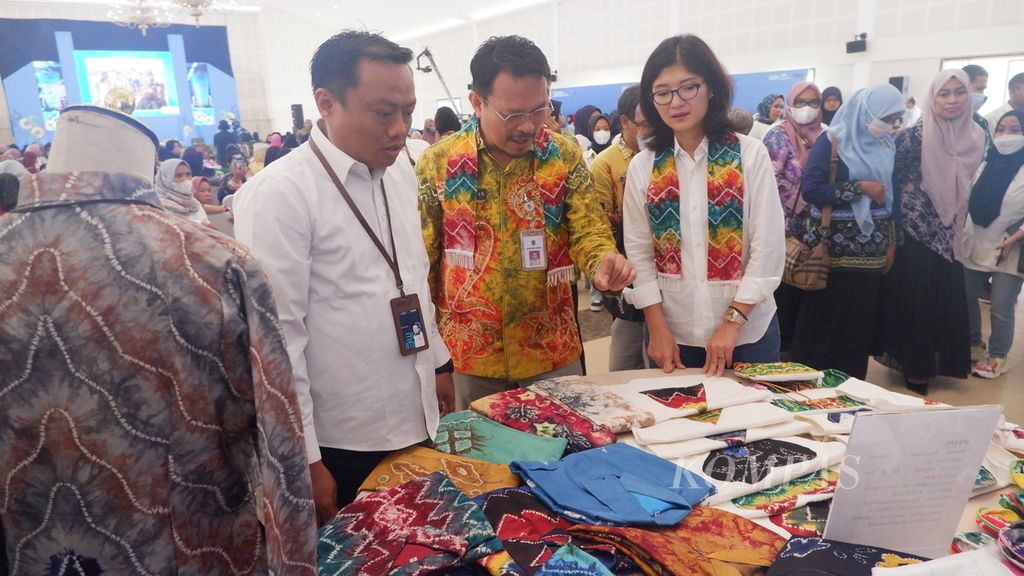 Kegiatan peninjauan produk UMKM dalam acara penyerahan Nomor Induk Berusaha atau NIB dan pencairan pembiayaan kepada pelaku UMKM di Banjarmasin, Kalimantan Selatan, Kamis (20/10/2022).