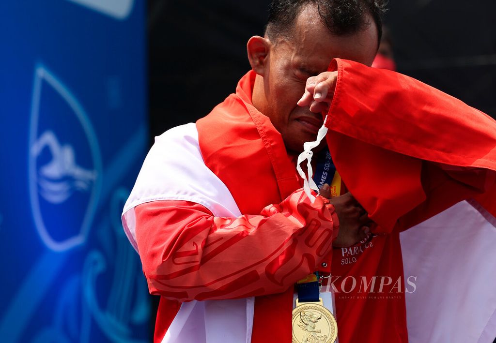 Tangis sukacita Aris Wibawa yang menyumbangkan emas pertama kali untuk kontingen renang Indonesia pada pada ASEAN Para Games 2022 di Kolam Renang GOR  Jatidiri, Semarang, Jawa Tengah, Senin (1/8/2022). Indonesia merebut tujuh emas pada hari pertama perlombaan.
