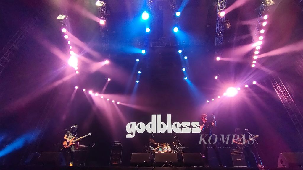 Grup God Bless tampil sebagai pembuka konser tur dunia Deep Purple di Edutorium UMS, Surakarta, Jawa Tengah, Jumat (10/3/2023). God Bless tampil dengan formasi Ahmad Albar (vokal), Ian Antono (gitar), Abadi Soesman (kibor), Fajar Satritama (drum), dan Arya Setyadi yang menggantikan Donny Fattah pada posisi bas.