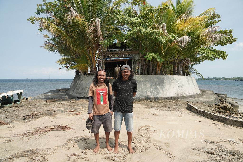 Fahri Lolahi (kiri) dan Fahmi Lolahi, kakak beradik penjaga Pulau Tulang, di Tobelo, Halmahera Utara, Maluku Utara, awal September 2023.