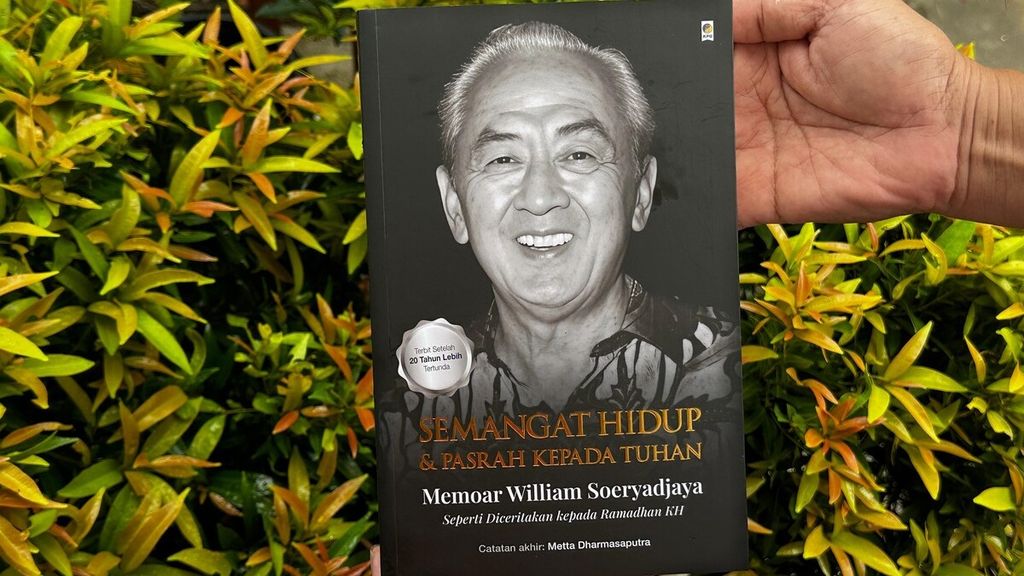 Sampul buku <i>Semangat Hidup &amp; Pasrah kepada Tuhan: Memoar William Soeryadjaya: Seperti Diceritakan kepada Ramadhan KH</i>.