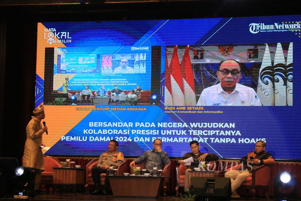 Menteri Komunikasi dan Informatika Budi Arie Setiadi memberikan sambutan melalui video konferensi dalam acara Tribun Mata Lokal Ke-9, di Medan, Sumatera Utara, Senin (6/11/2023).