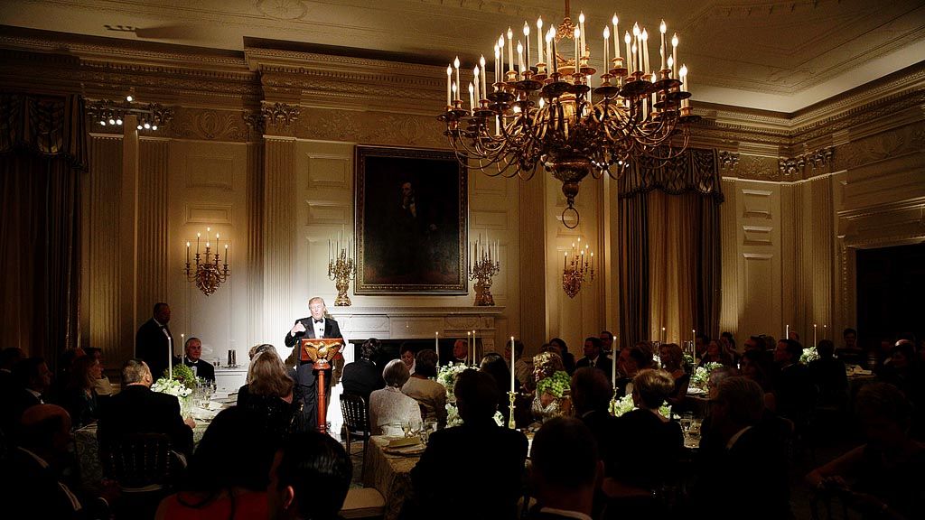 Presiden Amerika Serikat  Donald Trump berpidato saat makan malam bersama para gubernur di Gedung Putih, Washington, Minggu (26/2).