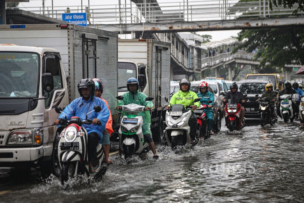 Antrean kendaraan yang melewati genangan air di kawasan Cempaka Putih, Jakarta Pusat, Kamis (29/2/2024). 