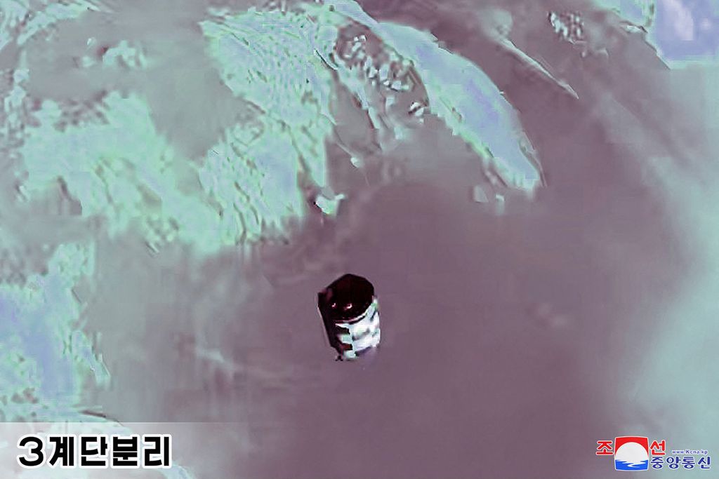 Foto yang diambil pada 13 April 2023 dan dirilis oleh kantor berita Korea Utara, KCNA, pada 14 April 2024 menunjukkan pemisahan tahap ketiga yang difoto dengan kamera yang dipasang pada rudal balistik antarbenua Hwasongpho-18. 