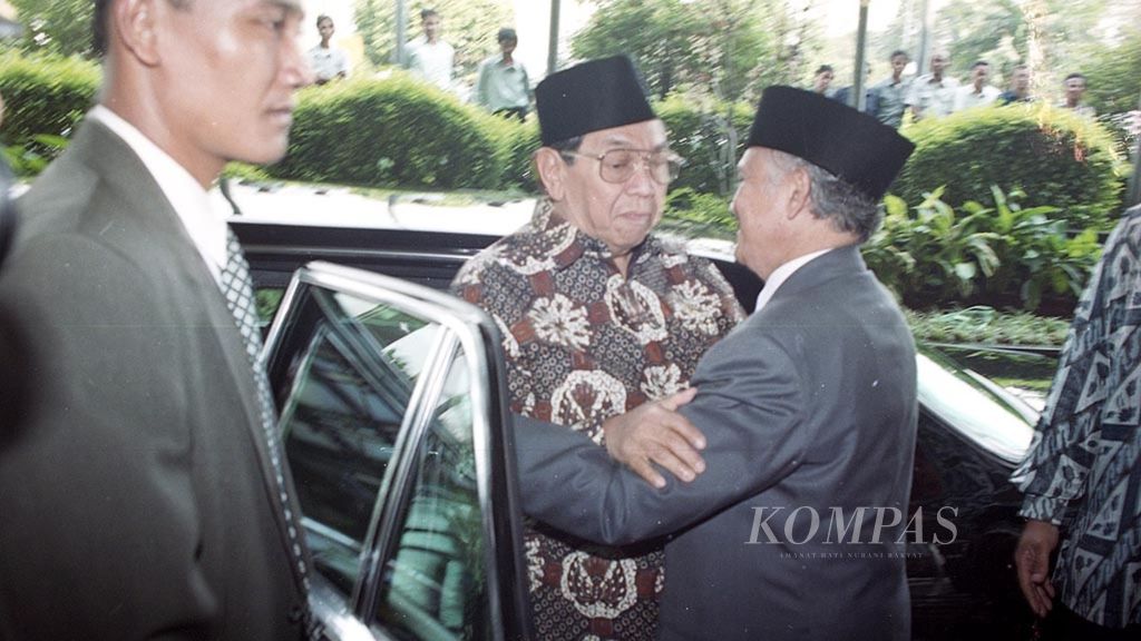 Presiden ke-3 RI BJ Habibie menyambut kehadiran Presiden ke-4 RI Abdurrahman Wahid saat tiba di lokasi peresmian The Habibie Center di Jakarta Convention Center pada 22 Mei 2000.
