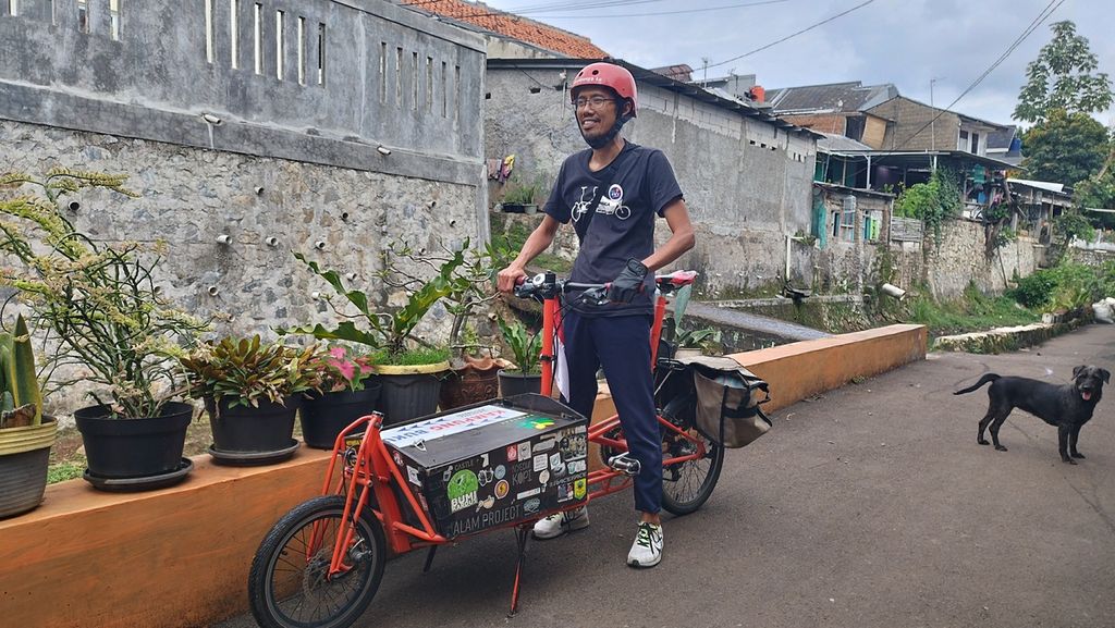Edi Dimyati (43) with a reading cargo bicycle that he often carries around town, in front of the Kampung Buku Reading Park, Cibubur Village, Ciracas District, East Jakarta, Sunday (29/1/2023).