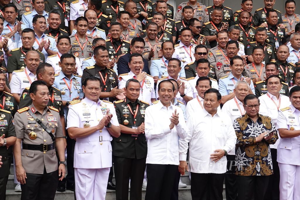 Presiden Joko Widodo berfoto bersama peserta Rapat Pimpinan Kementerian Pertahanan yang menyertakan Pimpinan TNI dan Polri serta pejabat-pejabat utama Kemenhan, Rabu (18/1/2023).