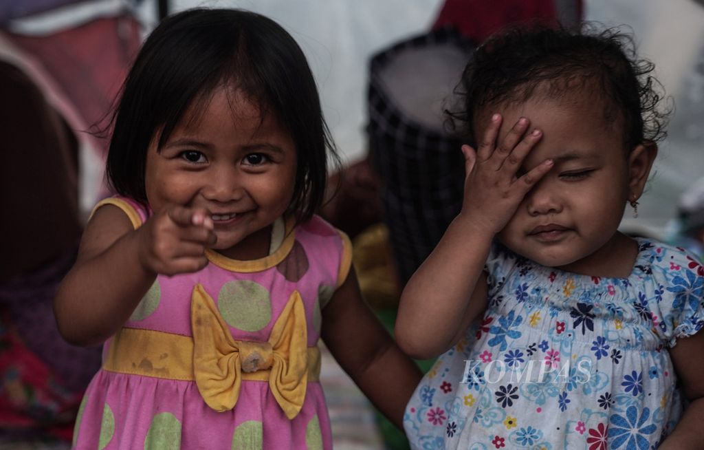 Anak balita di pengungsian warga di Lapangan SR, Sukaresmi, Kabupaten Cianjur, Jawa Barat, Sabtu (26/11/2022). 