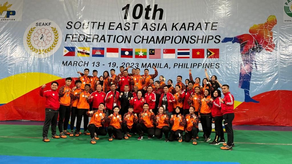 Beberapa atlet karate Indonesia berfoto setelah mendapatkan medali pada Kejuaraan Federasi Karate Asia Tenggara atau SEAKF ke-10 di Manila, Filipina, Minggu (19/3/2023).