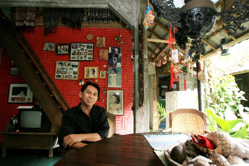 Arsitek Eko Prawoto saat dipotret di rumahnya di Yogyakarta pada tahun 2006.