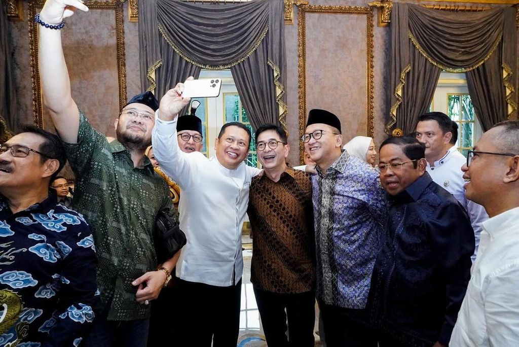 Ketua Majelis Permusyawaratan Rakyat Bambang Soesatyo (keempat dari kiri) berfoto bersama Ketua Tim Pemenangan Nasional Ganjar Pranowo-Mahfud MD Arsjad Rasjid (kelima dari kiri) dan Ketua Tim Kampanye Nasional Prabowo Subianto-Gibran Rakabuming Raka Rosan Roeslani (keenam dari kiri) di sela-sela buka pintu (<i>open house</i>) di kediaman Rosan di Jakarta, Kamis (11/4/2024) malam.