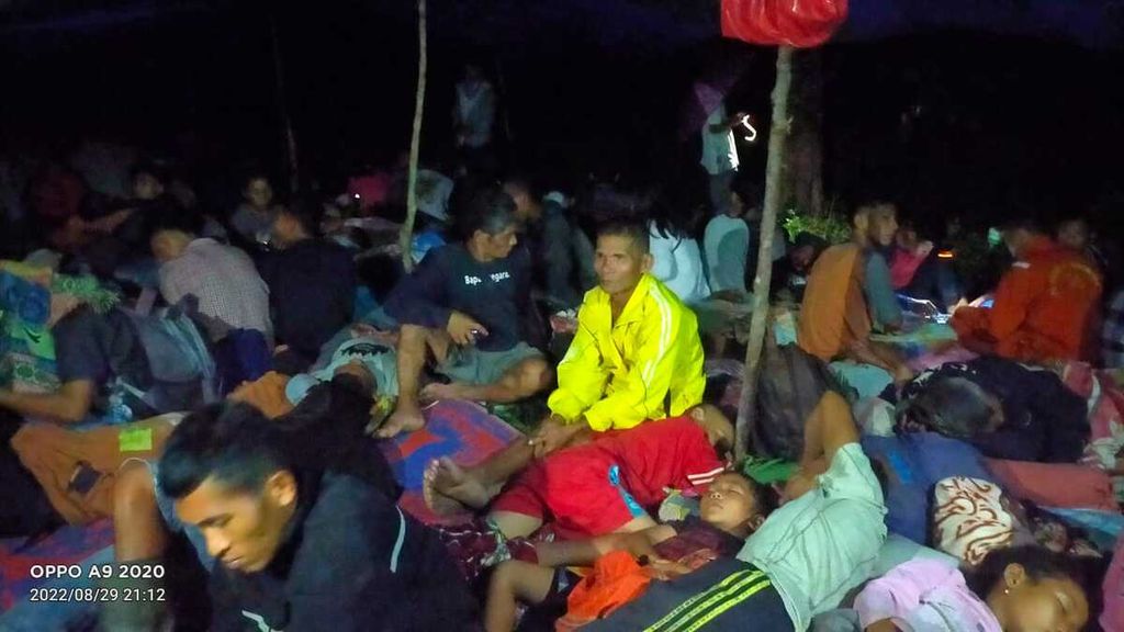 Warga beristirahat di tenda darurat di bukit tempat pengungsian dekat permukiman di Desa Simalegi, Kecamatan Siberut Barat, Kabupaten Kepulauan Mentawai, Sumatera Barat, Senin (29/8/2022) malam, seusai gempa M 6,4 yang mengguncang wilayah kabupaten ini pada Senin pagi.
