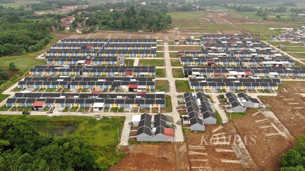 Deretan rumah baru yang hampir selesai pembangunannya di Cibunar, Kecamatan Parung Panjang, Kabupaten Bogor, Jawa Barat, Kamis (19/1/2023). Ratusan rumah yang dibangun di tempat ini merupakan rumah dengan KPR bersubsidi pemerintah.