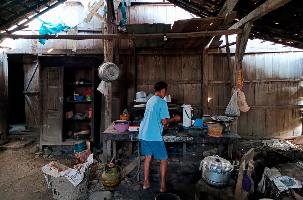 Wartini berada di dapurnya yang sederhana di Dusun Kedungglatik, Desa Candirejo, Kecamatan Pringapus, Kabupaten Semarang, Jawa Tengah, Senin (27/5/2024). 