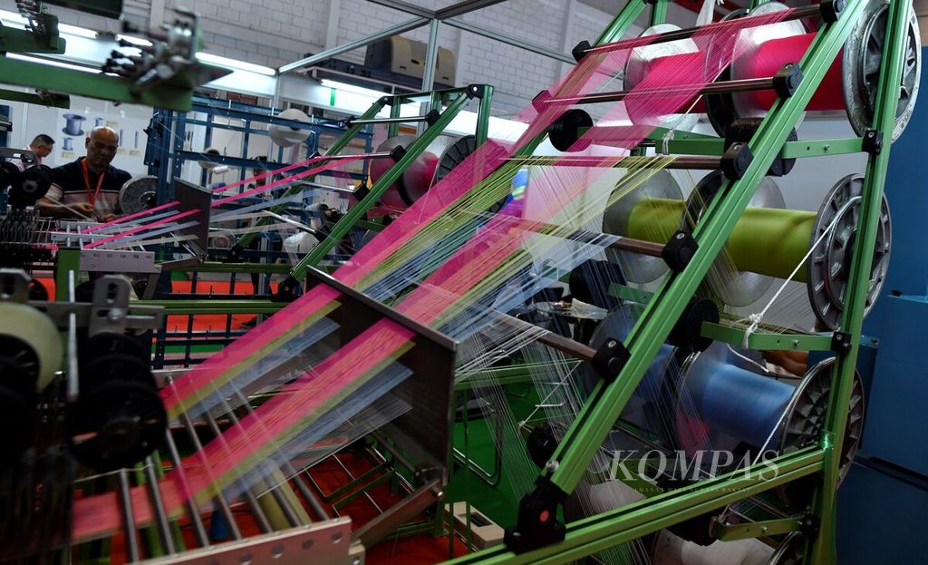 Suasana pameran industri tekstil dan produk tekstil Inatex-Indo Intertex 2023 di Jakarta Internasional Expo Kemayoran, Jakarta, Rabu (29/3/2023). Pelemahan rupiah berdampak pada industri manufaktur. 