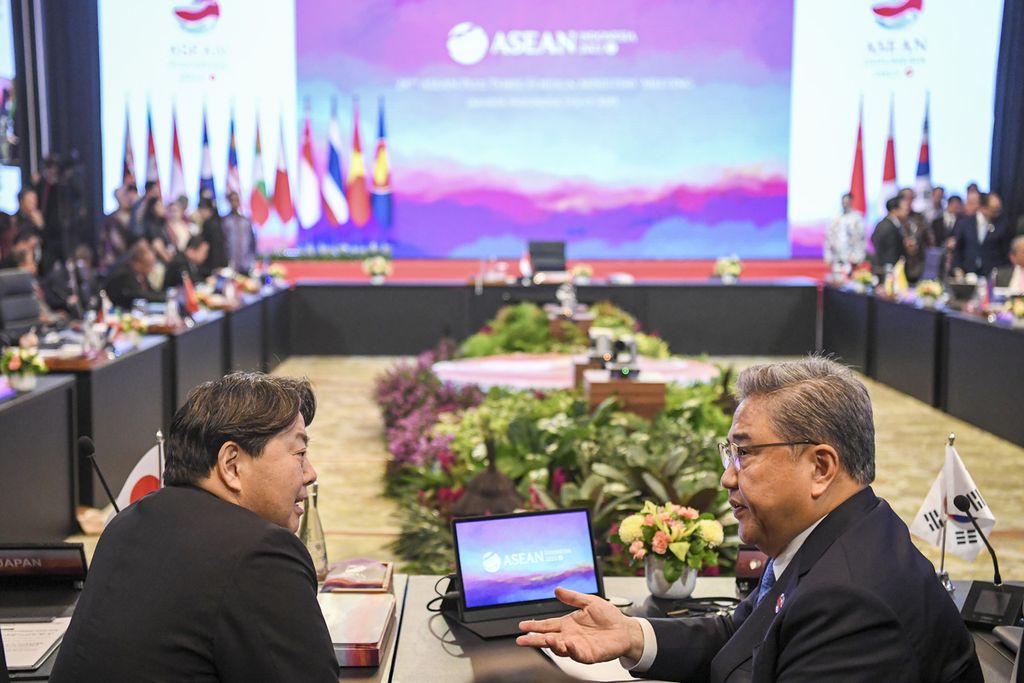 Menteri Luar Negeri Jepang Yoshimasa Hayashi (kiri) berbincang dengan Menteri Luar Negeri Korea Selatan Park Jin (kanan) dalam Pertemuan Ke-24 Menteri Luar Negeri ASEAN Plus Tiga (APT FMM) di Jakarta, Kamis (13/7/2023). 
