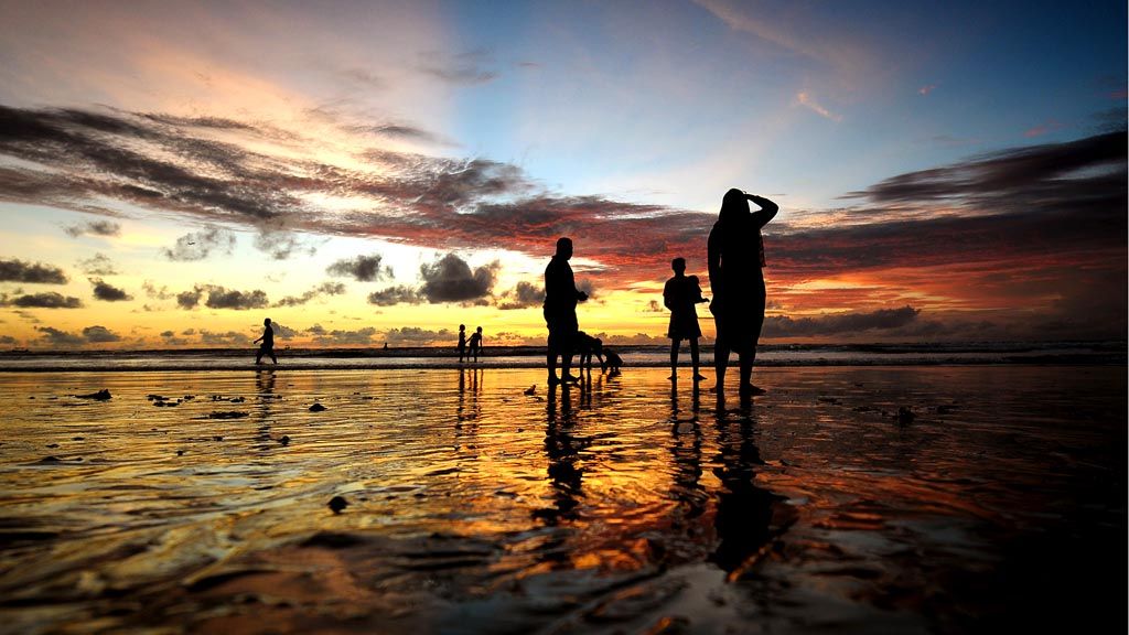 Panorama langit dan laut di Pantai Kuta, Bali  Jumat (17/2). 