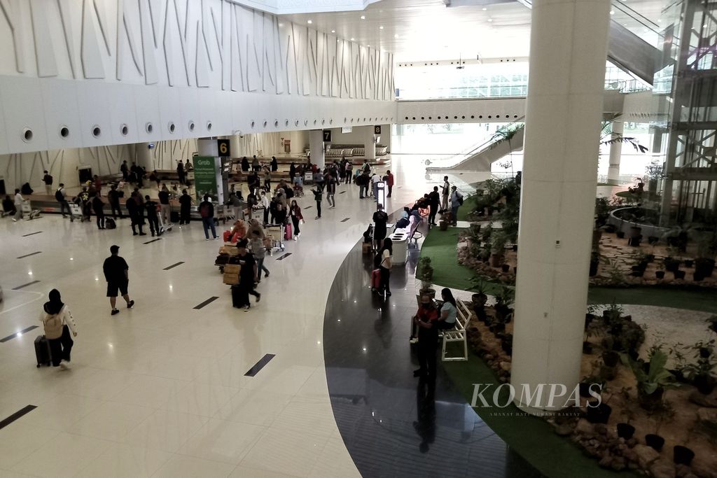 Aktivitas penumpang di Bandara Internasional Sultan Aji Muhammad Sulaiman (SAMS), Sepinggan, Balikpapan, Kalimantan Timur, Minggu (29/10/2023). Penumpang di Bandara Internasional SAMS tercatat hingga September 2023 melayani 3,8 juta penumpang degan 37.164 keberangkatan dan kedatangan pesawat.  
