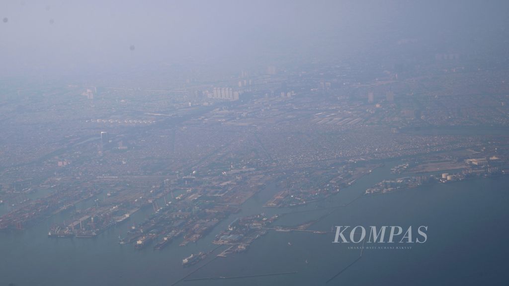 Polusi udara menyelimuti langit Jakarta, Jumat (18/8/2023). Dari pemberitaan <i>Kompas</i>, sejak Maret 2023 hingga Agustus 2023 platform informasi mutu udara milik perusahaan Swiss, IQAir, beberapa kali menempatkan mutu udara harian Jakarta dalam kategori tak sehat. 