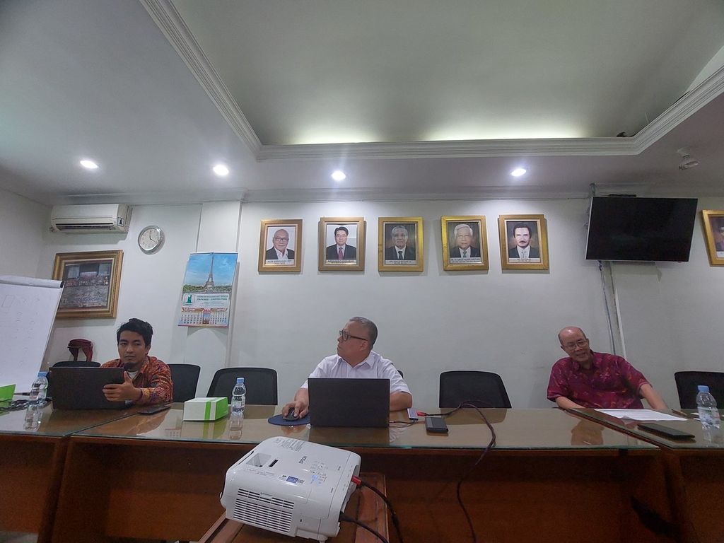 (Dari kiri ke kanan) Asisten Direktur Eksekutif Gabungan Perusahaan Karet Indonesia (Gapkindo) Angga Eko Emzar, Wakil Direktur Eksekutif Gapkindo Uhendi Haris, dan Direktur Eksekutif Gapkindo Erwin Tunas, saat berdiskusi dengan <i>Kompas </i>di Kantor Sekretariat Gapkindo di Jakarta, Kamis (2/5/2024).