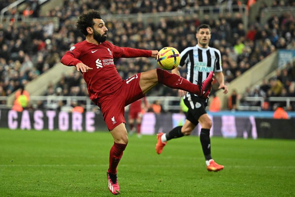 Penyerang sayap Liverpool, Mohamed Salah, mengontrol bola pada laga Liga Inggris antara Newcastle United dan Liverpool di Stadion St James’ Park, Newcastle-upon-Tyne, Inggris, Minggu (18/2/2023).