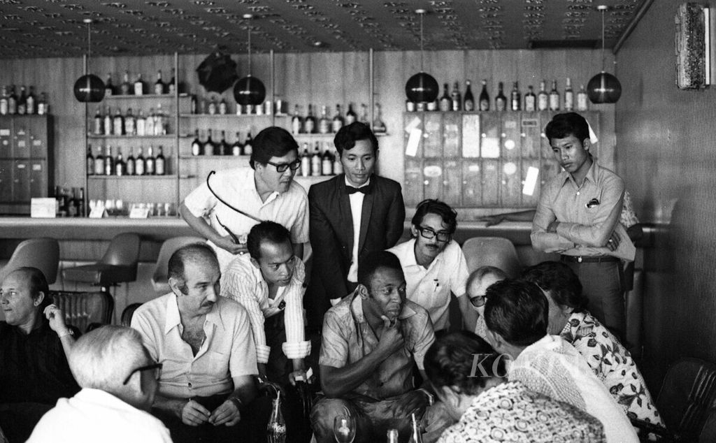 Bintang sepak bola Pele, di Kartika Plaza Hotel, Jakarta. Pele tiba di Jakarta pada 19 Juni 1972, bersama kesebelasan FC Santos. Mereka bertanding dengan PSSI di Stadion Utama Senayan, 21 Juni 1972.