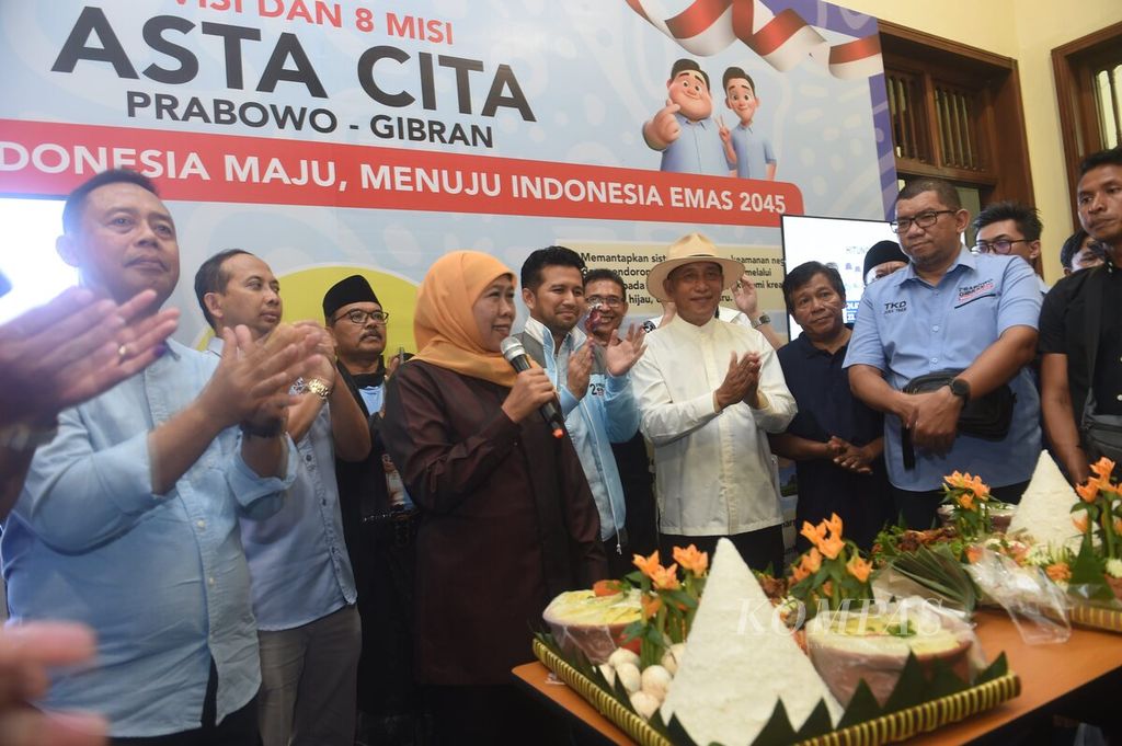 Dewan Pengarah dan Juru Kampanye Nasional (Jurkamnas) Khofifah Indar Parawansa memberi sambutan sebelum acara potong tumpeng menandai hasil hitung cepat Pemilu 2024 di kantor Tim Kampanye Daerah Jawa Timur Prabowo-Gibran, Surabaya, Rabu (14/2/2024). 