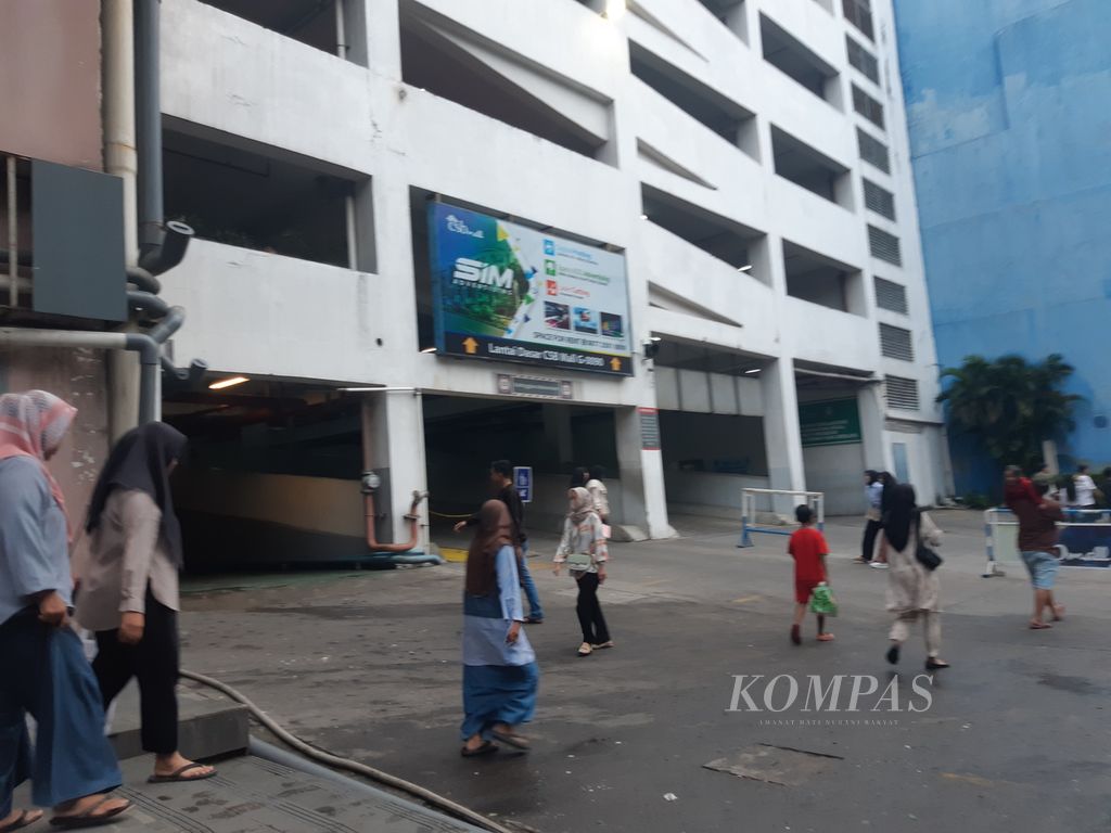 The atmosphere in the parking lot of CSB Mall in Cirebon, West Java, on Tuesday (9/4/2024). Four people are suspected to have died in the mall's septic tank.