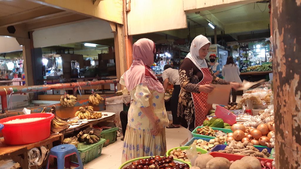 Situasi di Pasar Tomang Barat, Jakarta Barat, saat dikunjungi pada Selasa (17/11/2020). Sebagian orang makin abai menggunakan masker di tengah penularan pandemi Coivd-19.