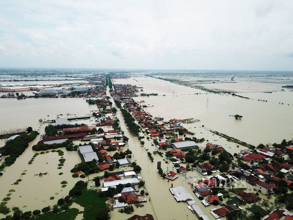 Akses jalur pantura yang kembali terendam banjir dan tidak dapat dilalui kendaraan di Kecamatan Karanganyar, Kabupaten Demak, Jawa Tengah, Minggu (17/3/2024). 