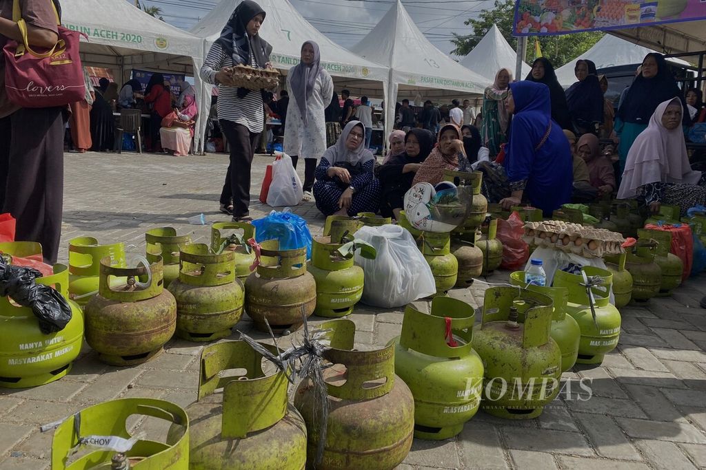 Warga menunggu giliran untuk membeli gas 3 kilogram di pasar tani yang digelar Dinas Pertanian dan Perkebunan Aceh, Rabu (11/10/2023), di Kota Banda Aceh, Provinsi Aceh. Harga elpiji melon itu dijual Rp 18.000 per tabung lebih murah dibandingkan membeli pada pedagang eceran.