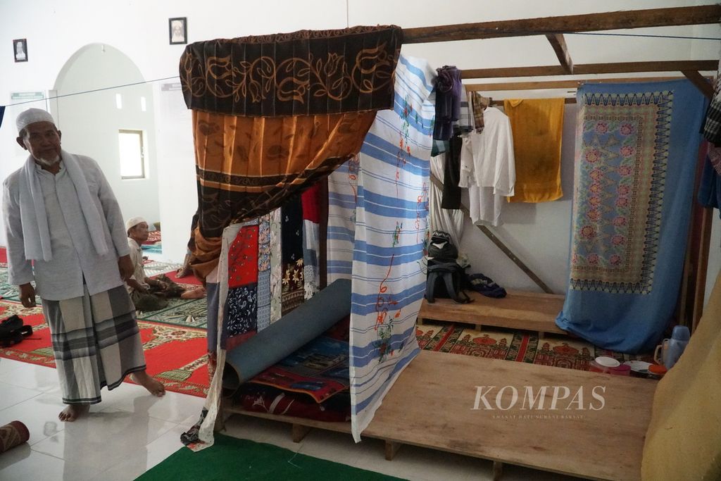 Seorang khalifah berdiri di samping bilik-bilik tempat jemaah laki-laki Tarekat Naqsabandiyah Khalidiyah bersuluk di Surau Nurullah, Kelurahan Limau Manis Selatan, Kecamatan Pauh, Padang, Sumatera Barat, Rabu (30/3/2022). 
