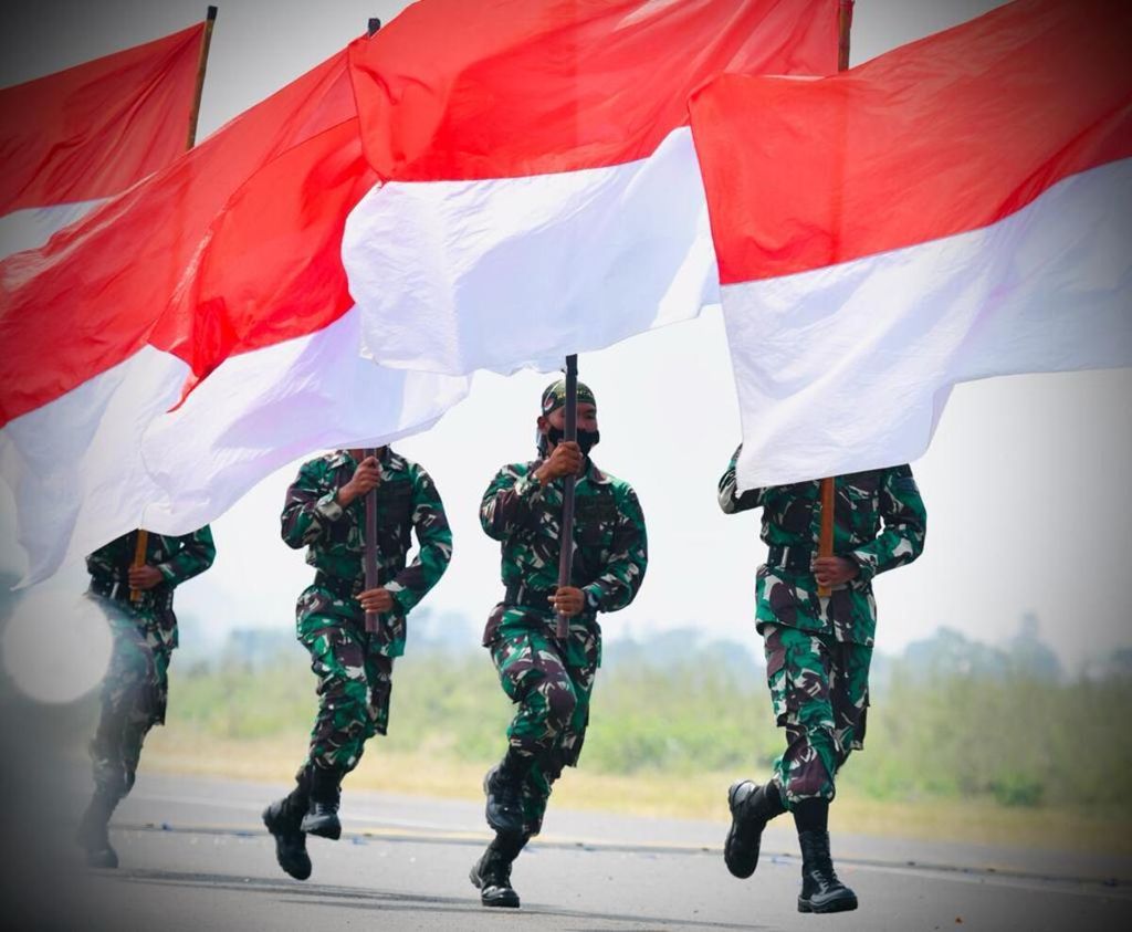 Pasukan berlari sembari membawa bendera Merah Putih pada rangkaian upacara Penetapan Komponen Cadangan Tahun 2021 di Pusat Pendidikan dan Pelatihan Pasukan Khusus (Pusdiklatpassus), Bandung, Jawa Barat, Kamis (7/10/2021).
