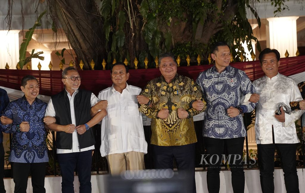 Bakal calon presiden dari Koalisi Indonesia Maju (KIM), Prabowo Subianto (ketiga dari kiri) didampingi para ketua umum KIM menggelar jumpa pers setelah mengadakan pertemuan dan rapat bersama terkait Pilpres 2024 di Kertanegara, Jakarta Selatan, Jumat (13/10/2023). 